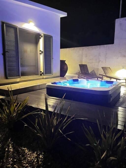 Ek Ornelakis, Luxury With Jacuzzi Apartament